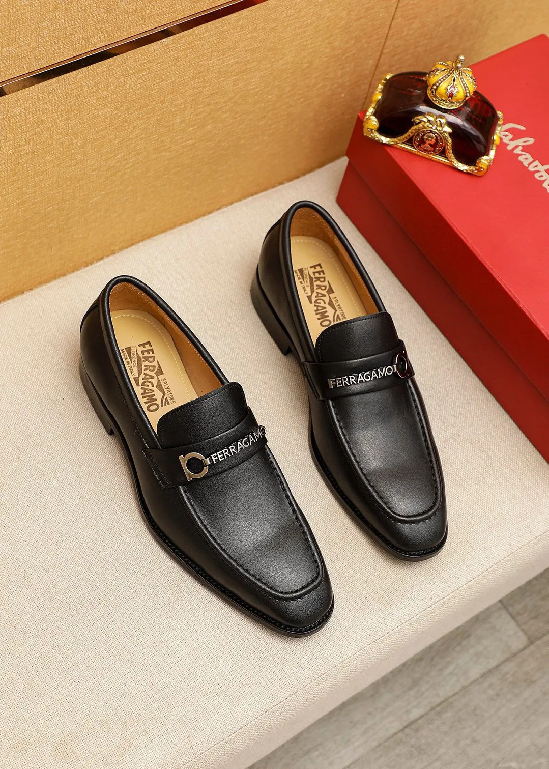 Men's shoes 💰460 💐 Product trademark: Ferragamo "Ferragamo" casual leather shoes Regular size: 38-44 (45.46🉑️customized) Product materials: Selected imported first-layer calfskin upper + luxury hardware buckle, imported water-dyed cowhide leather lining. Strong three-dimensional visual effect, original outsole color: 2⃣️seed leather materials optional